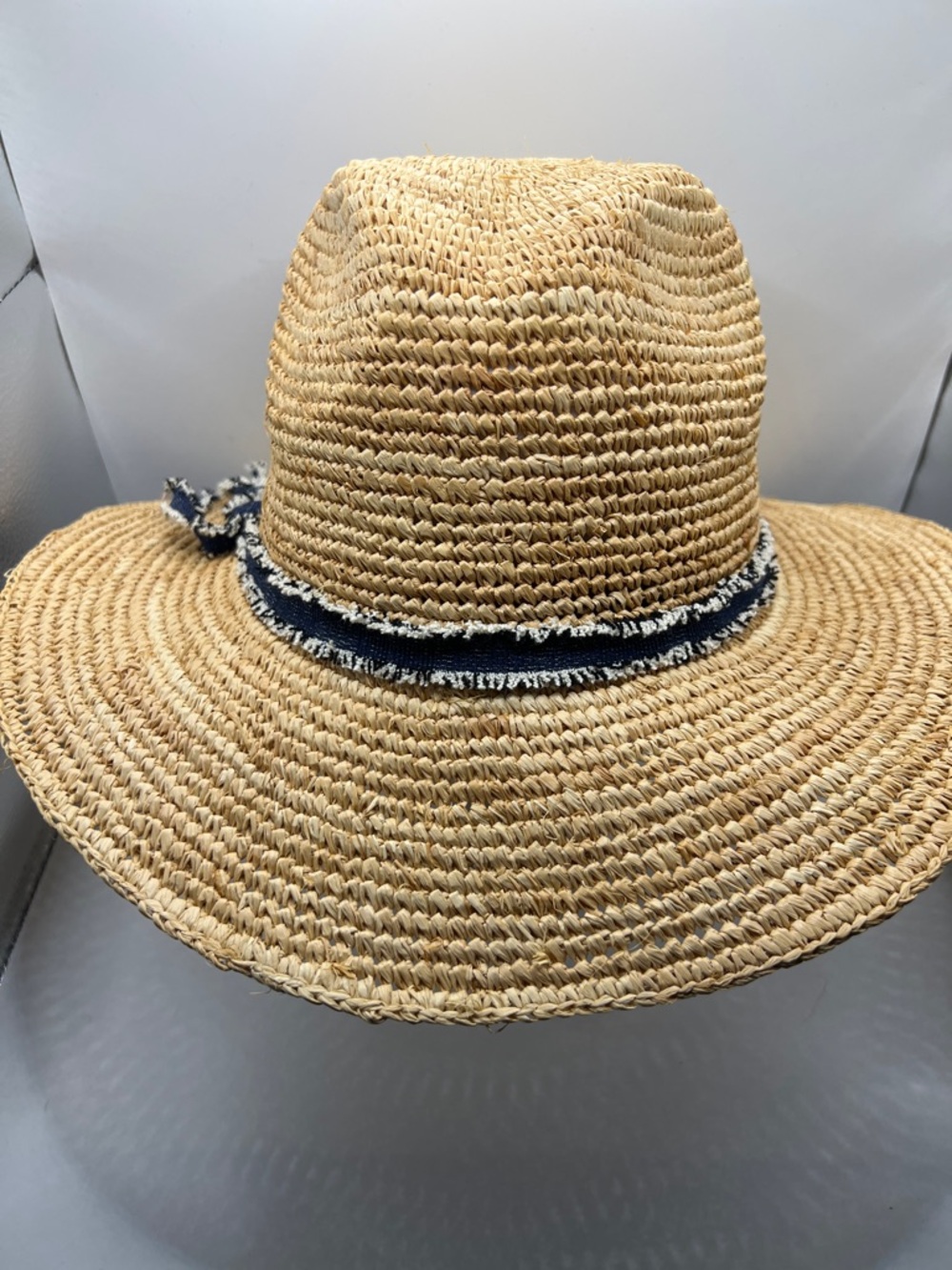 284. NWOT. Tommy Bahama Natural Straw Sun Hat with Navy Frayed Band - Picture 7 of 8
